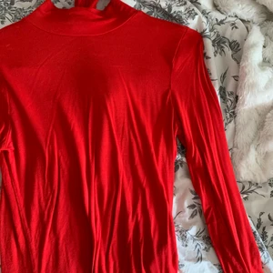 röd polotröja - snygg röd topp som är sparsam använd men passar perfekt till Jul.😇