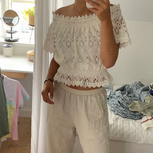 Vit broderad topp by malina - Vit topp från By Malina x Lindex, sålde slut direkt och finns inte i butik längre 🤩 använd extremt lite 