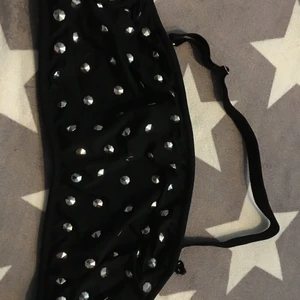 Bh med nitar stl XL - Bh elastiskt tyg med nitar.stl xl.snygg att ha till det lite xtra