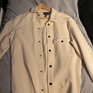 Helt oanvänd beige overshirt/jacka  - Helt oanvänd jacka från HM storlek M