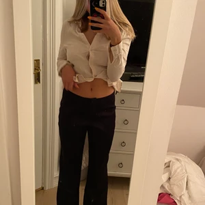 Siden byxor (JUCIE)⭐️💕 - Säljer dessa jättefina vintage siden byxor❣️Har ett litet hål där back vet inte varför men syns inte om man har en lång tröja över⚡️säljer då dom är förstora för mig⭐️Jag är 168 cm