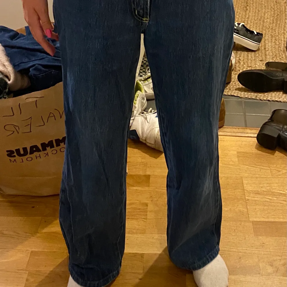 Jag köpte dessa jeans second hand och de är i storlek 30. De är lite för stora i midjan på mig som brukar ha 36 men funkar ändå. Jeansen är i bra skick utan hål eller liknande. Hör av er vid intresse eller frågor!. Jeans & Byxor.