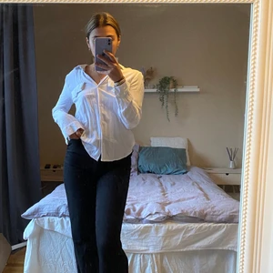 Vit snygg skjorta - Säljer denna skjorta då jag har väldigt många som är lika varandra. Denna är super fin och passar till allt 🥰