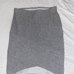 Kjol - Säljer denna kjol från Gina som är sparsamt använd. Den är för liten för mig och är anledningen till att jag säljer den. 60kr + frakt på 66kr. Frakten är spårbar💕