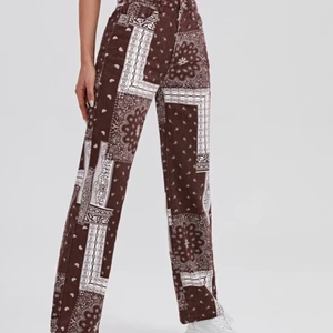 Knapp geometrisk jeans i storlek L - Säljer ett par fina jeans  dom är också från SHEIN. Dom har används några gånger.