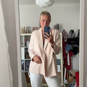 Oversized kavaj från hm i strl 40 - Snygg rosa kavaj i strl 40! Aldrig använd!