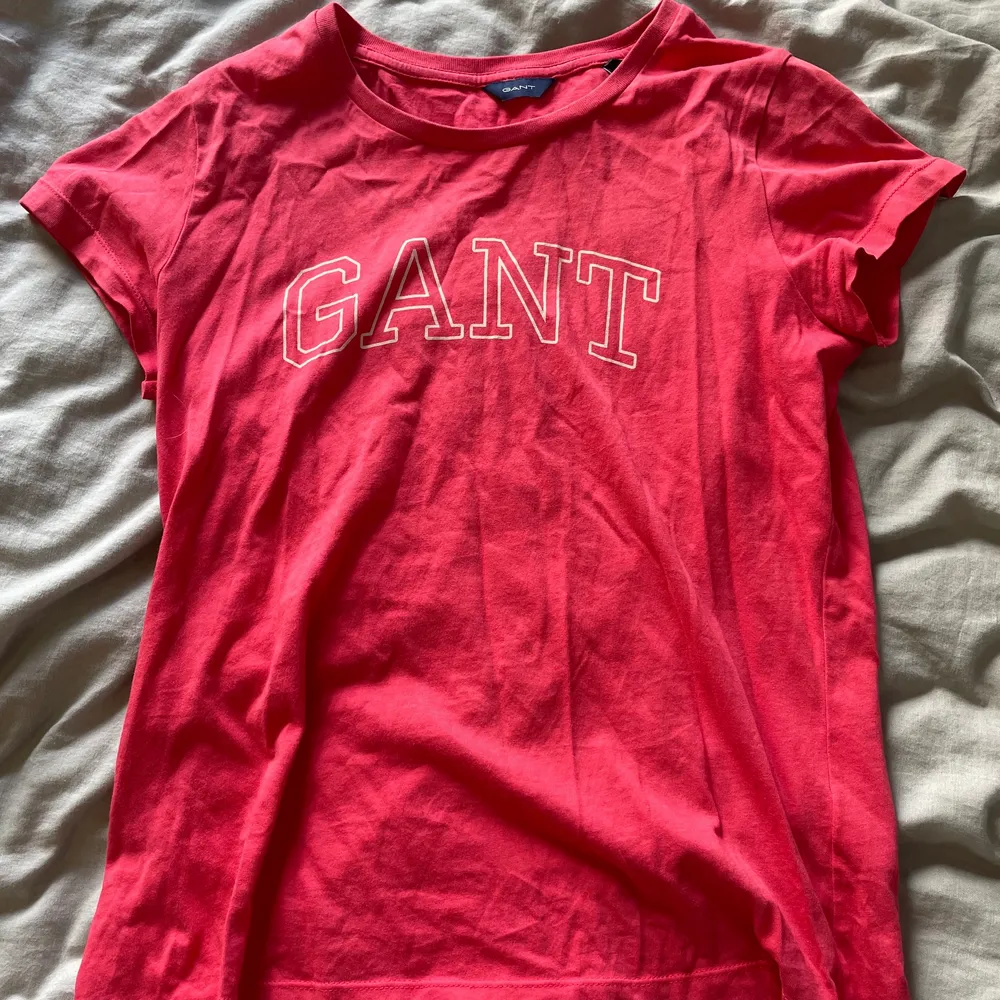 Jättefin t shirt från Gant i väldigt bra skick. Säljer då den inte kommer till användning. Frakt tillkommer. Toppar.