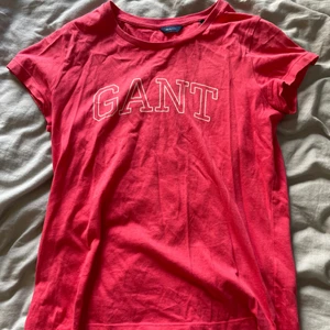 Gant t-shirt - Jättefin t shirt från Gant i väldigt bra skick. Säljer då den inte kommer till användning. Frakt tillkommer