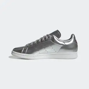 Adidasbyxor Stan Smith sneakers i silver. Använda men k bra skick. Frakt tillkommer 