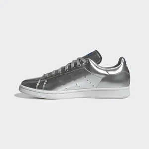 Adidas Stan Smith Silver Sneaker - Adidasbyxor Stan Smith sneakers i silver. Använda men k bra skick. Frakt tillkommer 