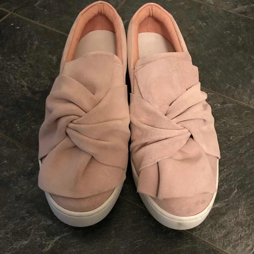 Sneakers från depeche strl 38 i rosa. Skorna är aldrig använda och säljes i nyskick. Nypris ca 800. Skor.