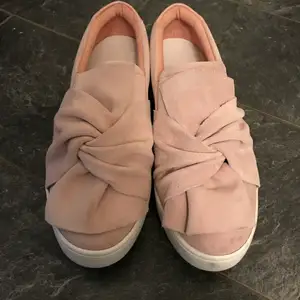Sneakers från depeche strl 38 i rosa. Skorna är aldrig använda och säljes i nyskick. Nypris ca 800