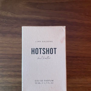 Linn Ahlborg Hotshot parfym  - Köpte denna för ca 1 år nästan helt oanvänd endast luktat på den:)