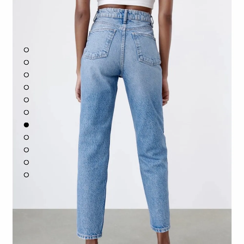jeans i straight/mom fit från zara i jättebra skick ❤️ storlek 34 :) (dom ser mörkare ut på bilden, mest pga ljuset). Jeans & Byxor.