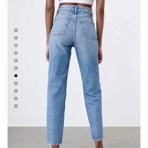 jeans i straight/mom fit från zara i jättebra skick ❤️ storlek 34 :) (dom ser mörkare ut på bilden, mest pga ljuset)