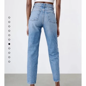 zara mom jeans - jeans i straight/mom fit från zara i jättebra skick ❤️ storlek 34 :) (dom ser mörkare ut på bilden, mest pga ljuset)