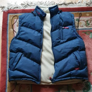 Vändbar unisex väst med fleese - Säljer min söt unisex vändbar väst som jag köpt I sekondhand och matcherar med allt. Västan sitter över size form och är I bra skick och man kan dra den som vill  och passar xs_ L beror på hur man vill ha på sig. Finns fler bilder och bud I kommenterna.