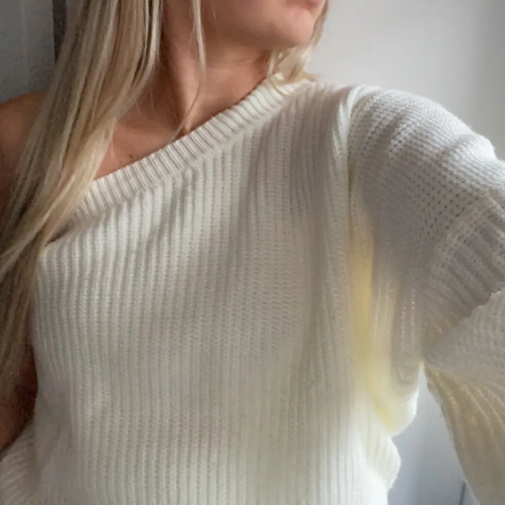 En jättefin one-shoulder tröja från byanastasia. Onesize. Jätte fint skick . Neuletakit & Villapaidat.