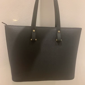 Handväska - En superfin svart handväska från HM ganska så stor får plats med mycket. Använd Max 2 gånger! 