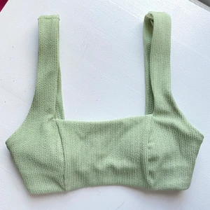 grön bikinitopp - fin bikinitopp från h&m, köptes i början av sommaren men kom inte till användning! 