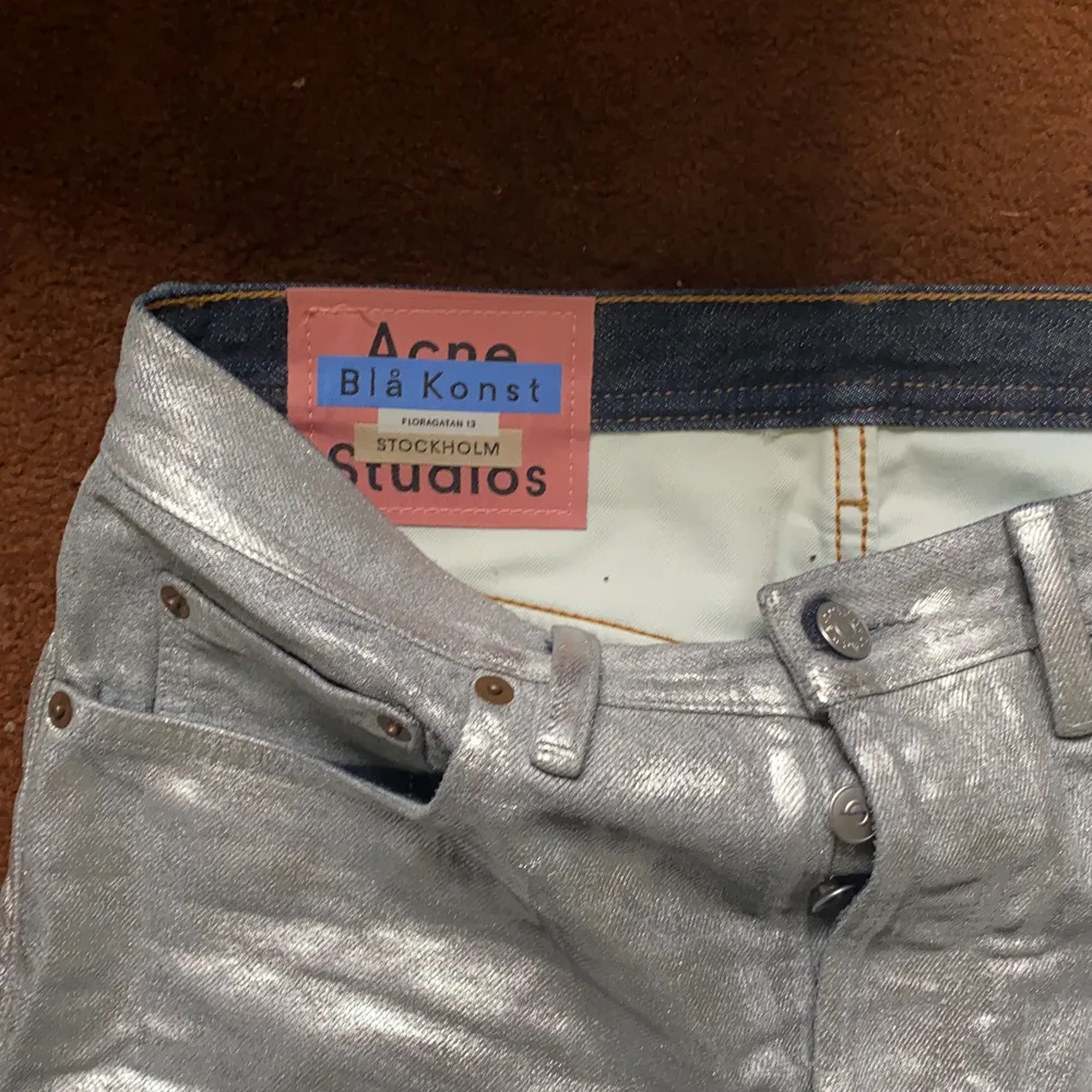 Silverfärgade jeans från Acne Studios. Storlek 26/30. Använda 2 gånger, toppskick.. Jeans & Byxor.