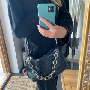 Väska  - Svart väska med axelband från nelly🤍