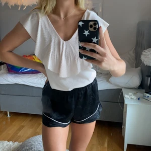 Glittrig topp - Glittrig, rosa topp med volang från Vila. Aldrig använd💓💓