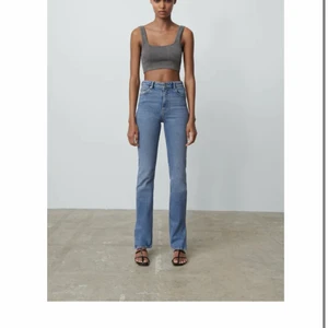 Slutsålda jeans från Zara (Långa) med slit - Skitsnygga sköna jeans med prislapp kvar, kommer tyvärr inte till användning men för sent att skicka tillbaka. Nypris: 359kr. Strl 40 passar även en 38. Stretchiga och följsamma. Går till marken på mig som är 173. Frakt tillkommer 💖 hör av er vid frågor!
