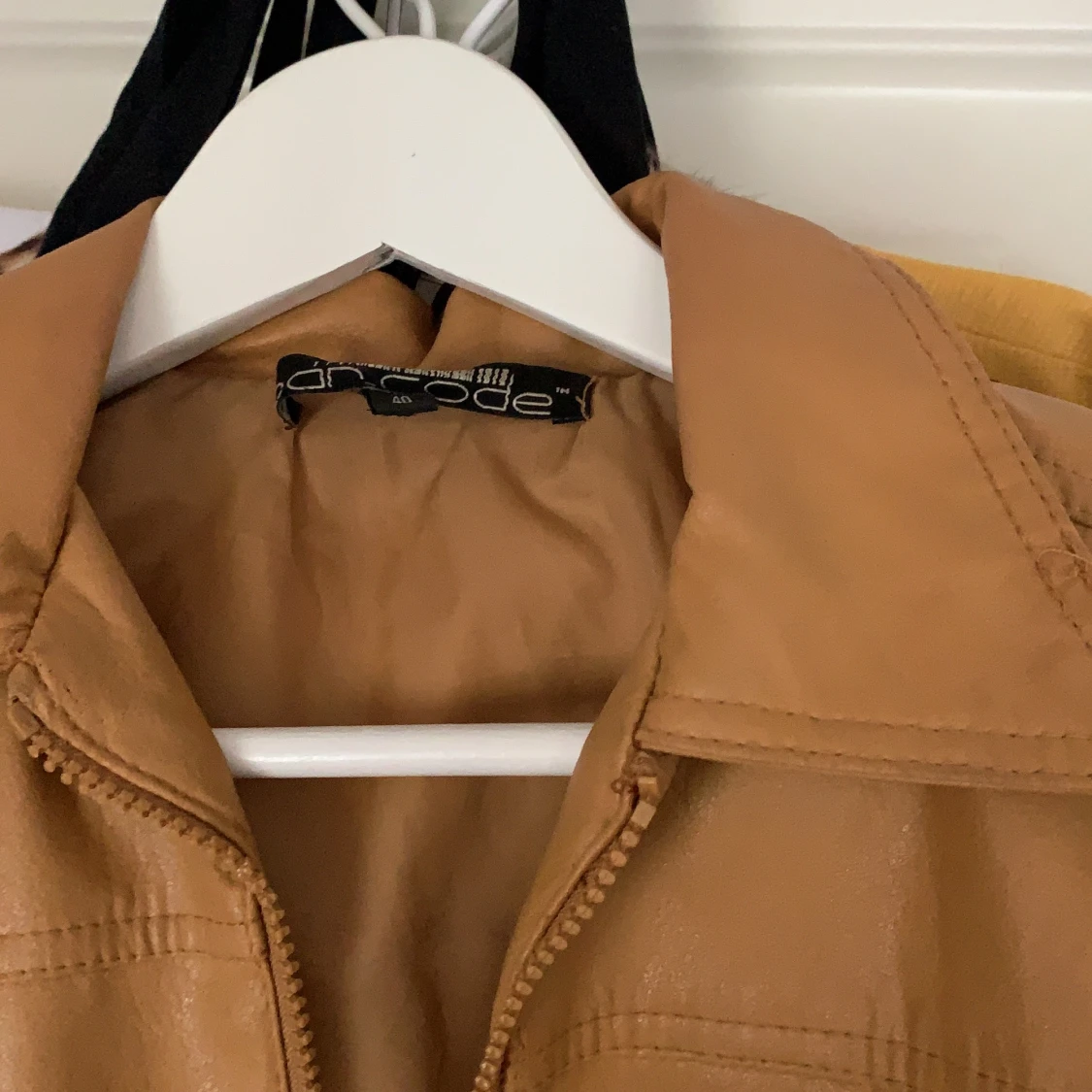 Brun fake skinnjacka - 90