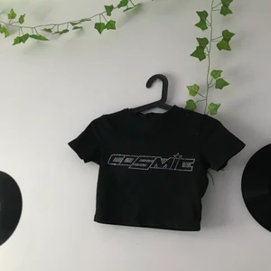 T-shirt  - En tröja jag aldrig använt men är väldigt fin men dock har jag för mycket kläder. Den är xxs och väldigt kort.