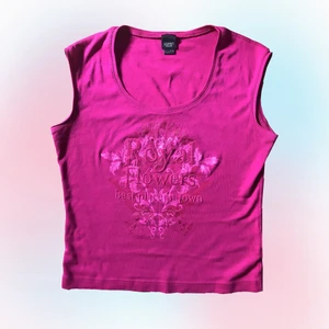 T-shirt från ESPRIT  - Söt rosa topp från ESPRIT. Passar en storlek XS-M beroende på önskad fit. Modell är en storlek XS.  Skriv om funderingar och följ oss på instagram för att få fri frakt på första köpet 💞