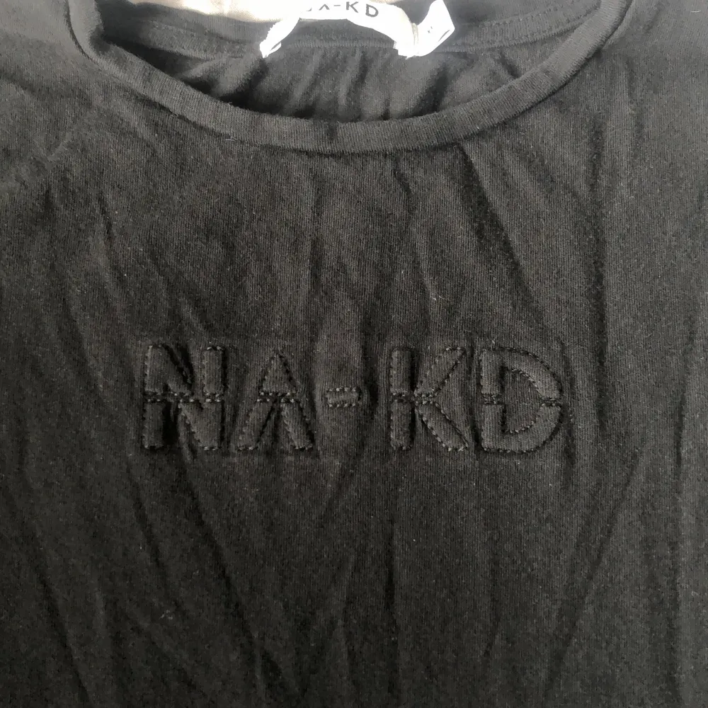 Superfin T-shirt från NA-KD! Säljer pga att den tyvärr inte kommer till användning. Armarna e lite kortare och den har en fina svart broderat tryck på bröstet! Strl xxs men skulle säga att den är en xs-s så den passar mig som är ungefär 170.. T-shirts.