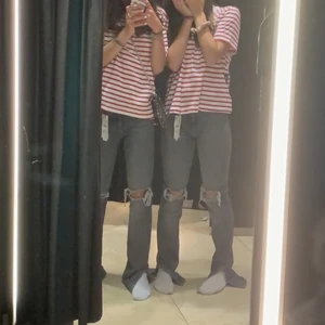 Tshirt - Röd och vit-randig tshirt från zara som jag säljer då jag inte gillar den så mycket❤️ Ska fixa bättre bilder strax! Storlek M sitter snyggt oversized. Bud på 60+frakt!