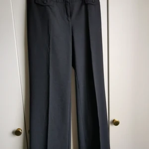 H&M byxor - Eleganta byxor fr H&M, storlek 34. Har två st likadana till försäljning. Fuskfickor back, små knappfickor fram. Ingen bälte följer. 