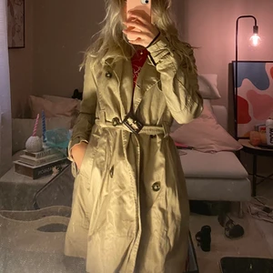 Super fin trench coat - Köpt second hand, xs-s. Perfekt inför hösten