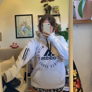Adidas hoodies - Säljer dessa tre adidas hoodies. Den vita är knappt använd och i herrstorlek M, den svart/grå är väldigt använd och herrstorlek M och den grå är i tunnare material och knappt använd i herrstorlek M. Köparen står för frakten.