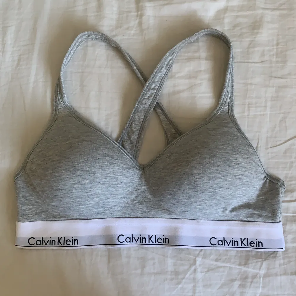 Calvin Klein Bralette i grå färg, sällan använd ✨ köpt för 499kr, men säljer för 200kr + frakt 🌷. Övrigt.