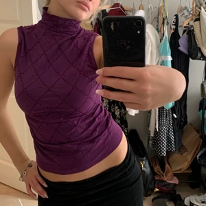 Polotröja  - Snygg lila tröja med fint mönster på, köpt secondhand! Sällan använd därmed kvalite. Storlek XS men passar även S