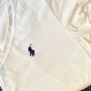 Vit t-shirt Ralp Lauren - Vit t-shirt ifrån Polo Ralph Lauren. Fint skick, säljer då den inte längre kommer till användning. Passar strl XS. Köparen står för frakten. Betalning sker via SWISCH.