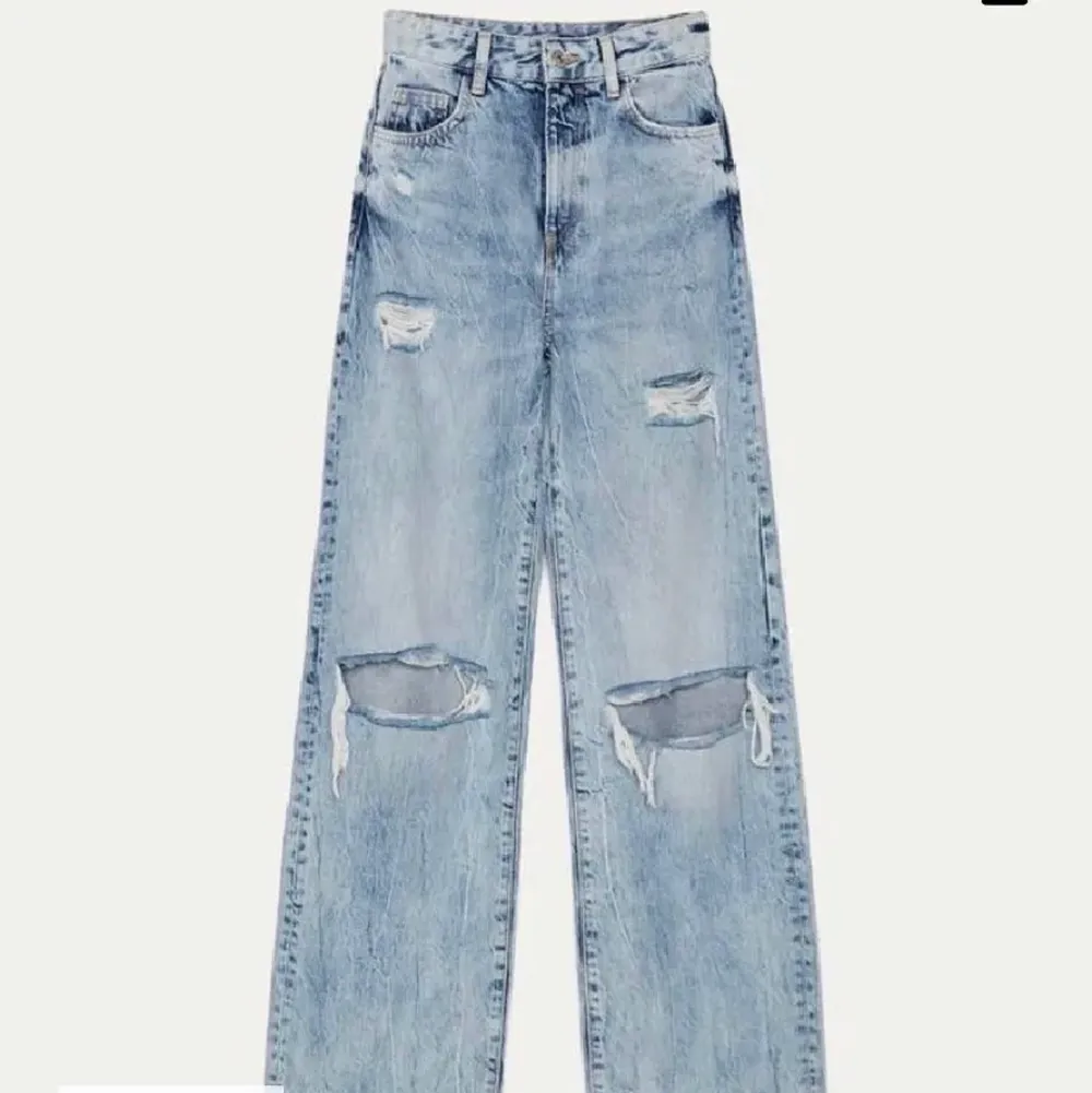 snygga jeans från Bershka! använda fåtal gånger då de är för små o för långa på mig🥴😮‍💨 därav priset, men det kan diskuteras :). Jeans & Byxor.