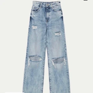 snygga jeans med revor! - snygga jeans från Bershka! använda fåtal gånger då de är för små o för långa på mig🥴😮‍💨 därav priset, men det kan diskuteras :)