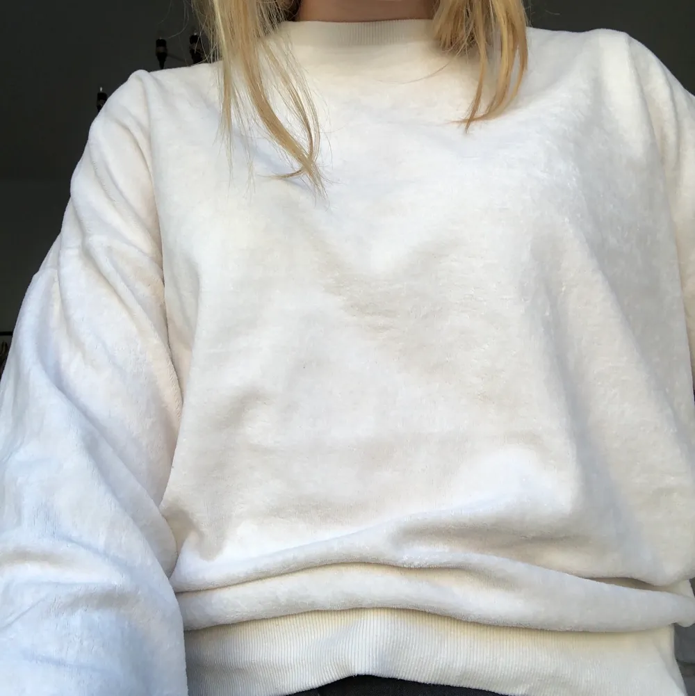 Ljusbeige sweater i velour i storlek S (men är väldigt oversized). Tröjor & Koftor.
