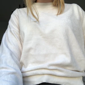 Mysig tröja i velour - Ljusbeige sweater i velour i storlek S (men är väldigt oversized)