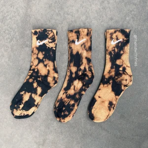 customized nike socks - nu kan ni beställa dessa BAD BLEACH socks på @thekidwithfries på instagram där ni även hittar customized sneakers & mycket mer! ☁️
