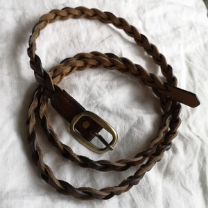 Långt läder bälte - 129 cm långt bälte i äkta läder. Går att justera till flera olika storlekar. Fint skick, använd fåtal gånger