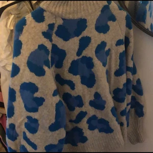 Tjocktröja - Fin tjocktröja i leopard. Från HM. Storlek S. Använd fåtal gånger.