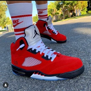 Nike air Jordan retro 5 - Helt nya air Jordan retro 5 i strl 38! Pris kan diskuteras vid snabb affär. 