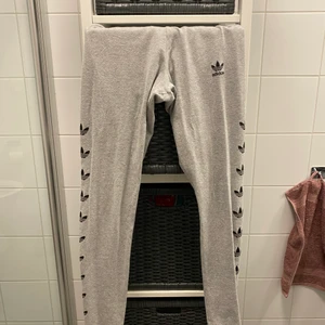 Adidas tights - Adidas tights i storlek 36, knappt använda! Gråa med adidas märken längs benen och uppe vid ☀️