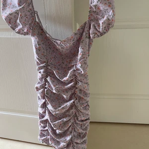 Klänning  - Jättefin sommarklänning från Nelly som tyvärr aldrig kommit till användning, lappen finns kvar❤️ Kan mötas upp i centrala Jönköping eller skicka via posten (då står köparen för frakt) 