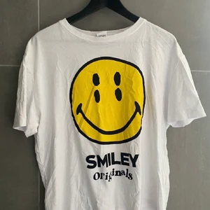 SMILEY T-SHIRT ZARA - Säljer denna superfina smiley T-shirt från Zara som tyvärr inte kommer till någon användning, den är i storlek M men passar alltifrån XS-M. Riktigt snygg och helt slutsåld på hemsidan 🥰 Knappt använd!!  (Lånade bilder)